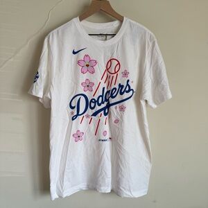 🆕 Nike x Takashi Murakami x MLB World Tour Tokyo Series 2025 Dodgers SS Tee